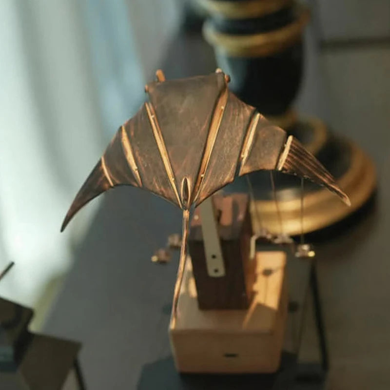 Wooden Manta Ray Automaton – Handcrafted Mechanical Ocean Sculpture & Hand-Crank Kinetic Desk Decor